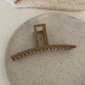 Detalle de la pinza para el cabello color té con leche y textura de pana aterciopelada - Pinza Larga Té con Leche