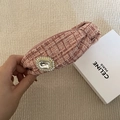 Gros plan sur un serre-tête en tweed rose de luxe avec gros cristaux et strass brillants - Serre-tête Rose