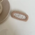 Dettaglio della clip per capelli in peluche color tè al latte con tessuto tweed bianco e oro - Fermaglio Peluche Tweed Marrone (9#)