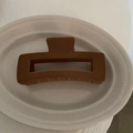 Pinza per capelli rettangolare marrone opaco minimalista in un piatto di ceramica bianca - Caramello
