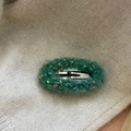 Primer plano de la pinza para el pelo de punto verde con motas de colores y metal - Verde Con Puntos de Colores