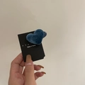 Nahaufnahme einer blauen beflockten Herz-Haarklammer auf Markenkarte vor beigem Hintergrund - 6# Blaues Herz