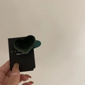 Detail einer dunkelgrünen, beflockten herzförmigen Haarspange auf Displaykarte - Dunkelgrünes Herz