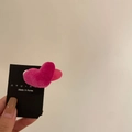 Detalle de una pinza para el pelo con corazón flocado en rosa magenta de terciopelo - Corazón Rojo Rosa