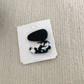Primo piano di fermagli a goccia in acetato nero e marmo su sfondo morbido di peluche - Texture Bianco E Nero (5#)