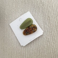 Dettaglio di due fermagli per capelli in acetato verde oliva e tartarugato a goccia - Tartarugato Verde Blu (4#)
