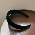 Dicker schwarzer Samt-Haarreif auf Holztablett für ein elegantes Vintage-Haar-Accessoire-Design - Schwarz