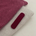 Detailweergave van roze tweedtextuur en pluche stoffen op hoogwaardige haaraccessoires - Rozerode Rechthoekige BB-Clip