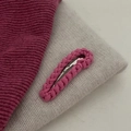 Detail van roze tweed haarklem met dikke gevlochten textuur en een metalen basisclip - Rozerode Gevlochten BB-Clip