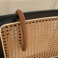 Detailansicht eines karamellbraunen Strick-Schwamm-Stirnbands auf einem Rattanstuhl - Kaffee Kariert