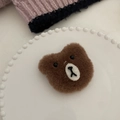 Lindo clip de pelo de oso de peluche marrón con piel suave en una bandeja blanca decorativa - Pinza de pelo oso caqui