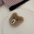 Lindo clip de pelo de oso de peluche marrón en plato de cerámica blanca para invierno - Pinza Oso Café