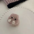 Detalle de un accesorio de hámster de peluche lavanda sobre una bandeja de cerámica blanca - Pinza de Garra de Personaje de Dibujos Animados de Felpa Rosa