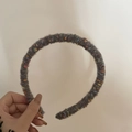 Detail eines grauen Strick-Stirnbands mit bunten Sprenkeln für den Winter - Grau (Bunte Punkte Schmale Seite)