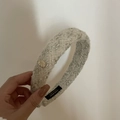 Handgefertigtes Haarband aus Tweed in Creme mit Silberfaden und goldener Metallplakette - Grün Weiß Gestreift