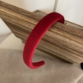 Detalle de diadema de terciopelo rojo grueso con diseño acolchado estilo vintage - Rojo (2cm)