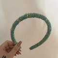 Detailansicht des grasgrünen Strickstirnbands mit bunten Sprenkeln und weicher Plüschtextur - Grün (Bunte Punkte Schmale Seite)