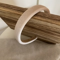 Detalle de diadema de terciopelo champán grueso de alta calidad con textura suave y fina - Blanco Roto (2cm)