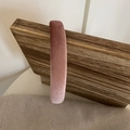 Detalle de la textura de la diadema de terciopelo rosa viejo con acabado vintage - Rosa (2cm)