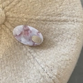 Detailansicht der Haarspange aus rosa Acetat mit Marmoreffekt und goldenem Logo-Tag - Lila Marmor Oval