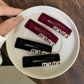 Fermagli per capelli in velluto con lettere dorate in rosso e nero su un piatto bianco - Borgogna
