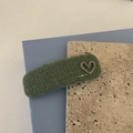 Dettaglio del fermaglio per capelli in tweed con cuore di strass su base verde - Verde