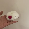 Coletero de piel sintética blanca con corazón rojo y perla mostrado en una toma manual - Blanco