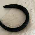 Dettaglio del cerchietto in spugna a quadri blu scuro con fili argentati su pizzo - Texture Nera