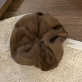 Braunes Scrunchie aus Kunstpelz und Satin auf Strickhintergrund für hohen Pferdeschwanz - Groß / Kaffee Plüsch Kaffee Rand