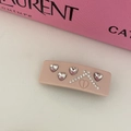 Barrette à cheveux rose avec cœurs en cristal et strass sur fond design élégant - Rose