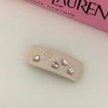 Barrette beige élégante avec strass en cœur, logo de luxe et détails cristallins - Blanc laiteux