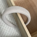 Dikke beige gebreide haarband met sponsvulling en geribbelde textuur in retrostijl - Beigegrijs Twill Textuur