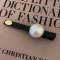 Elegante pinza para el cabello negra con una gran perla sintética blanca y sello dorado - Negro Perla