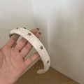 Primer plano de diadema ancha crema decorada con estrellas de mar metálicas doradas - 2# Blanco PU Estrella