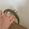 Detalle de diadema de cuero verde oliva acolchada con adornos metálicos de estrella de mar - 1# Verde PU Estrella
