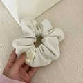 Nahaufnahme der cremefarbenen Cord-Struktur mit hochwertigem Markenetikett-Detail - Creme Marmor