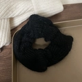Detalle de un coletero de punto de mohair negro suave con una textura esponjosa - Negro