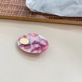 Detail der ovalen Acetat-Haarklammer mit rosa Marmorstruktur und goldenem Label - 3# Rosa Marmor mit Gold-Tag