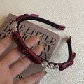 Détail du serre-tête en velours avec nœuds en strass et Little Dictionary of Fashion - 4# Serre-tête Nœud Bourgogne