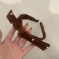 Cerchietto in velluto marrone con perle finte e un elegante design a nodo ritorto - caffè