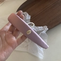 Eleganter breiter Haarreif aus rosa Satin mit goldenem Metalletikett für einen hohen Kronenlook - Koreanisches Rosa Stirnband Goldplatte