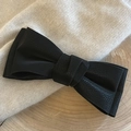 Detail einer schwarzen Haarschleife aus Kunstleder mit Litschi-Muster auf Strickgrund - 1# Schwarz PU Schleife Haarclip