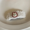Primer plano de la pinza de pelo de peluche blanco con detalle de conejo animado - Pasador Lana de Cordero Blanca Conejo Blanco Borde Rojo