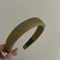 Dettaglio fascia per capelli in lana verde oliva con etichetta Hand Made e trama vintage - Verde (Superficie Pieghettata)
