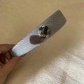 Dettaglio del cerchietto in tessuto blu chiaro con trama a onde e bottoni retrò - Blu (Con Bottoni)