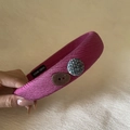 Dettaglio cerchietto in raso viola imbottito con bottoni vintage ed etichetta fatta a mano - Rosso Rosa (Con Bottoni)