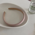 Cerchietto chic in tessuto rosa macaron presentato in un piatto di ceramica bianca - Rosa Coreano Saia