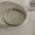Dettaglio di un cerchietto imbottito verde salvia con fodera antiscivolo su vassoio - Verde Saia
