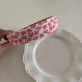 Nahaufnahme eines weißen Stoff-Haarreifens mit rotem Blumenmuster auf hellem Hintergrund - White Red Small Floral