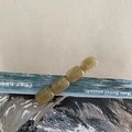 Haarclip mit olivgrünen Harzperlen in Rechteckform und goldener Metallklammer - Grau